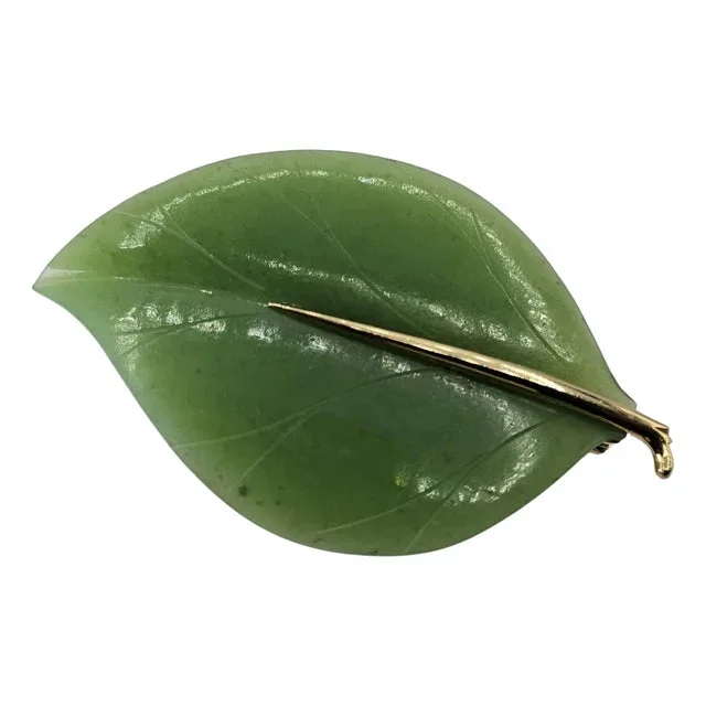 Mid 20th Century 14k (585) Yellow Gold Natural Jade Stone Leaf Shape: Brooch/Pin